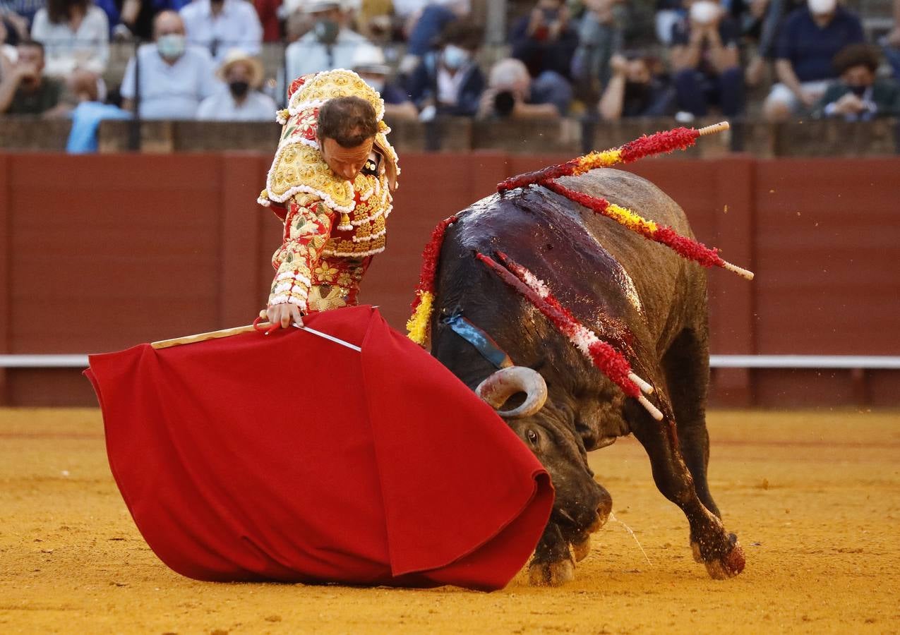 Antonio Ferrera, de carmín y oro, en la Maestranza