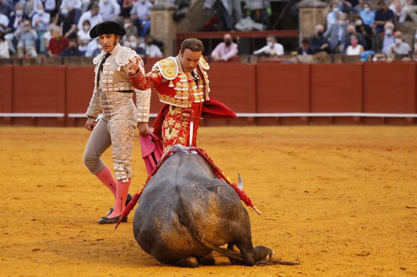 Antonio Ferrera, de carmín y oro, en la Maestranza