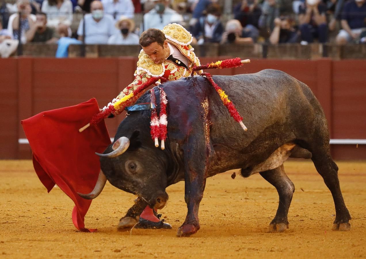 Antonio Ferrera, de carmín y oro, en la Maestranza