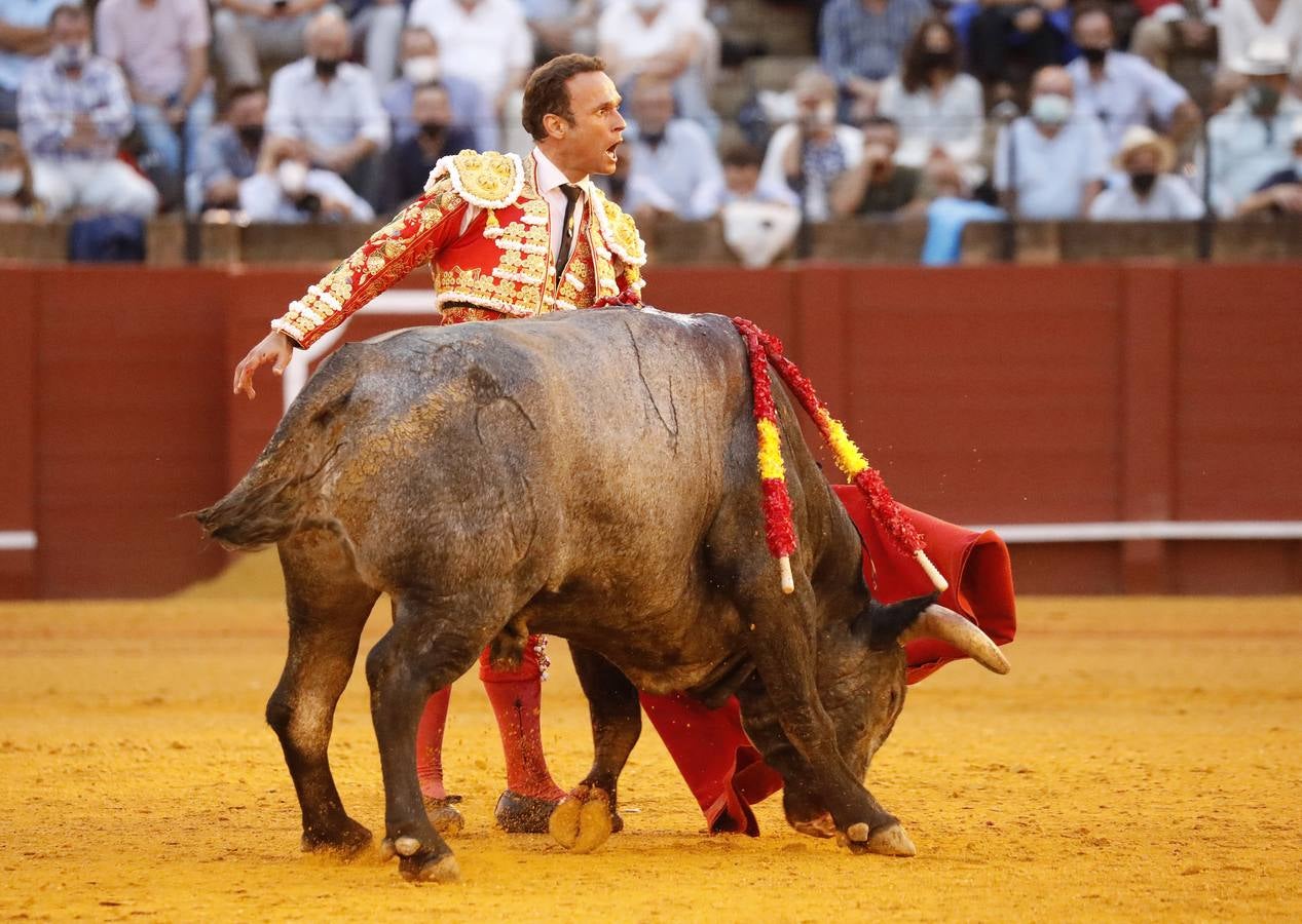 Antonio Ferrera, de carmín y oro, en la Maestranza