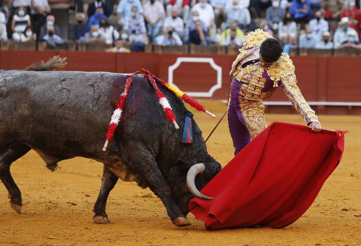 Emilio de Justo,  de nazareno y oro, en la Maestranza