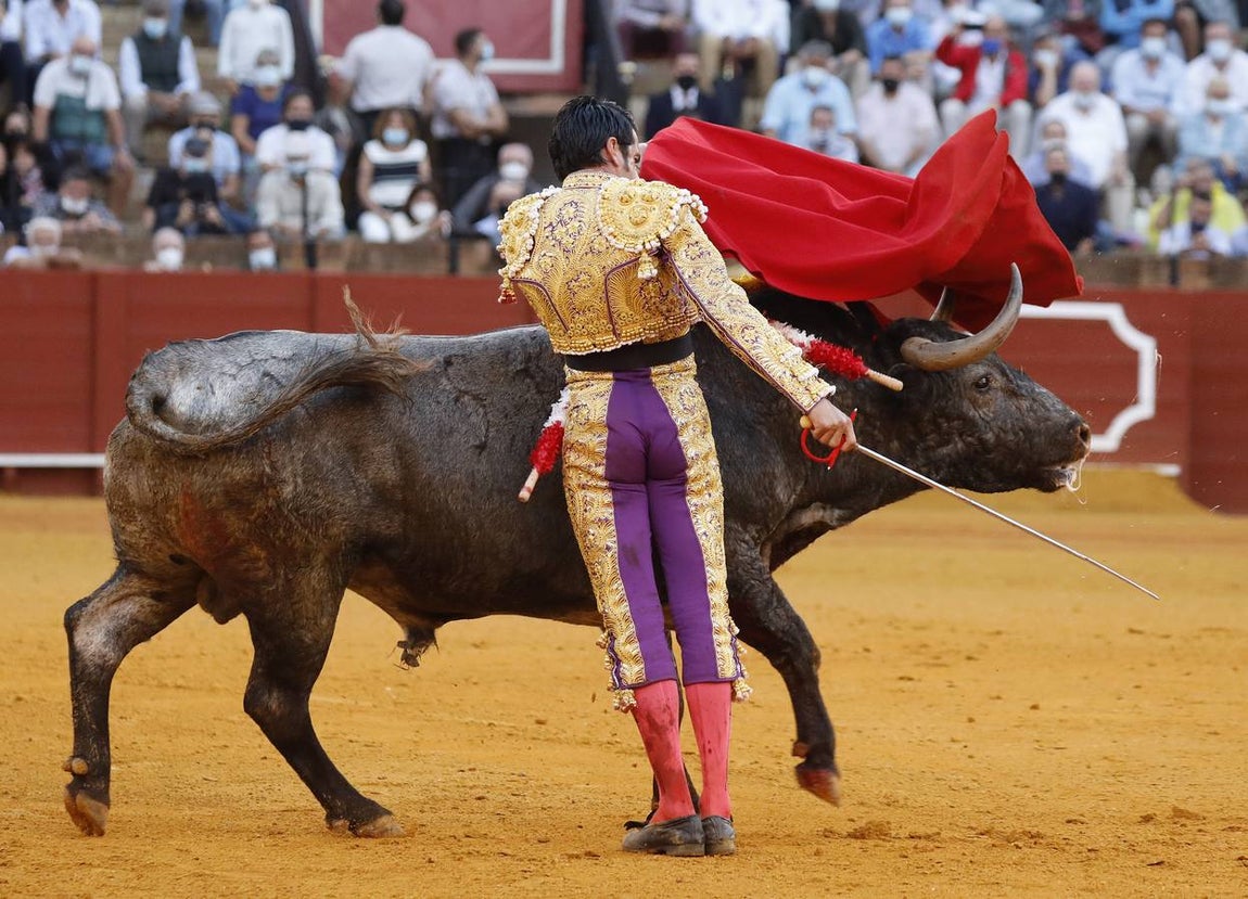 Emilio de Justo,  de nazareno y oro, en la Maestranza