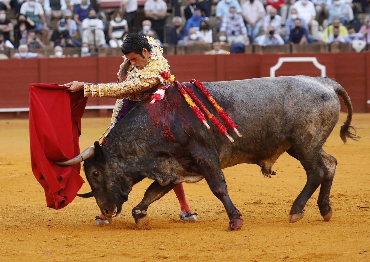 Emilio de Justo,  de nazareno y oro, en la Maestranza