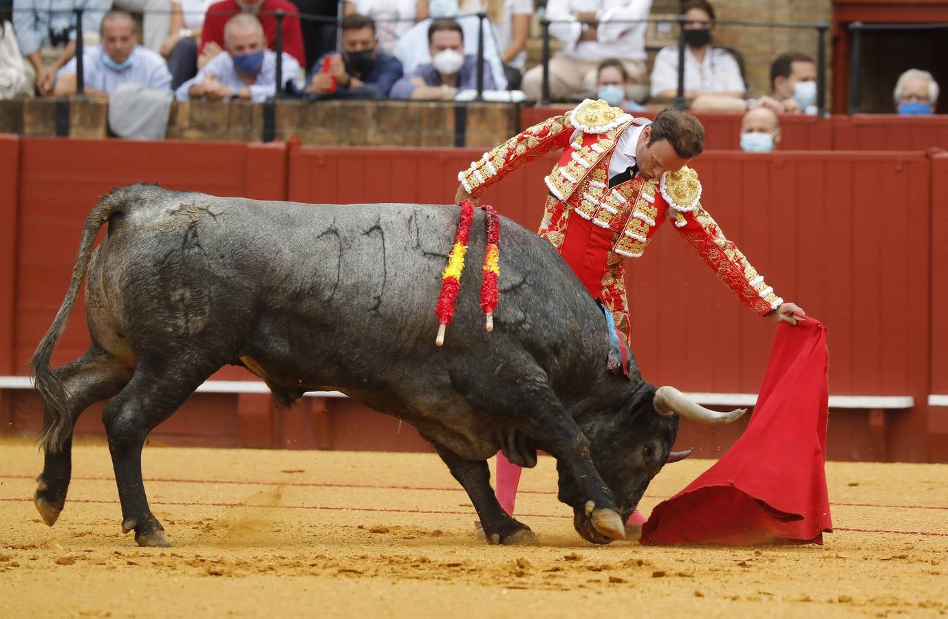 Antonio Ferrera, de carmín y oro, en la Maestranza