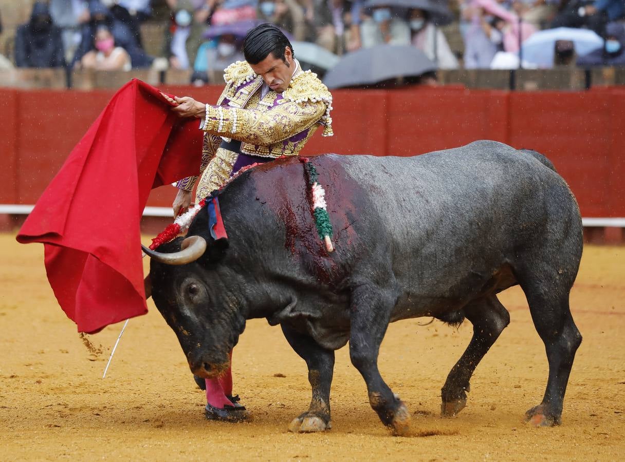 Emilio de Justo,  de nazareno y oro, en la Maestranza