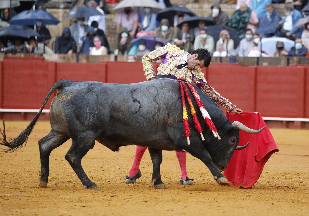 Emilio de Justo,  de nazareno y oro, en la Maestranza