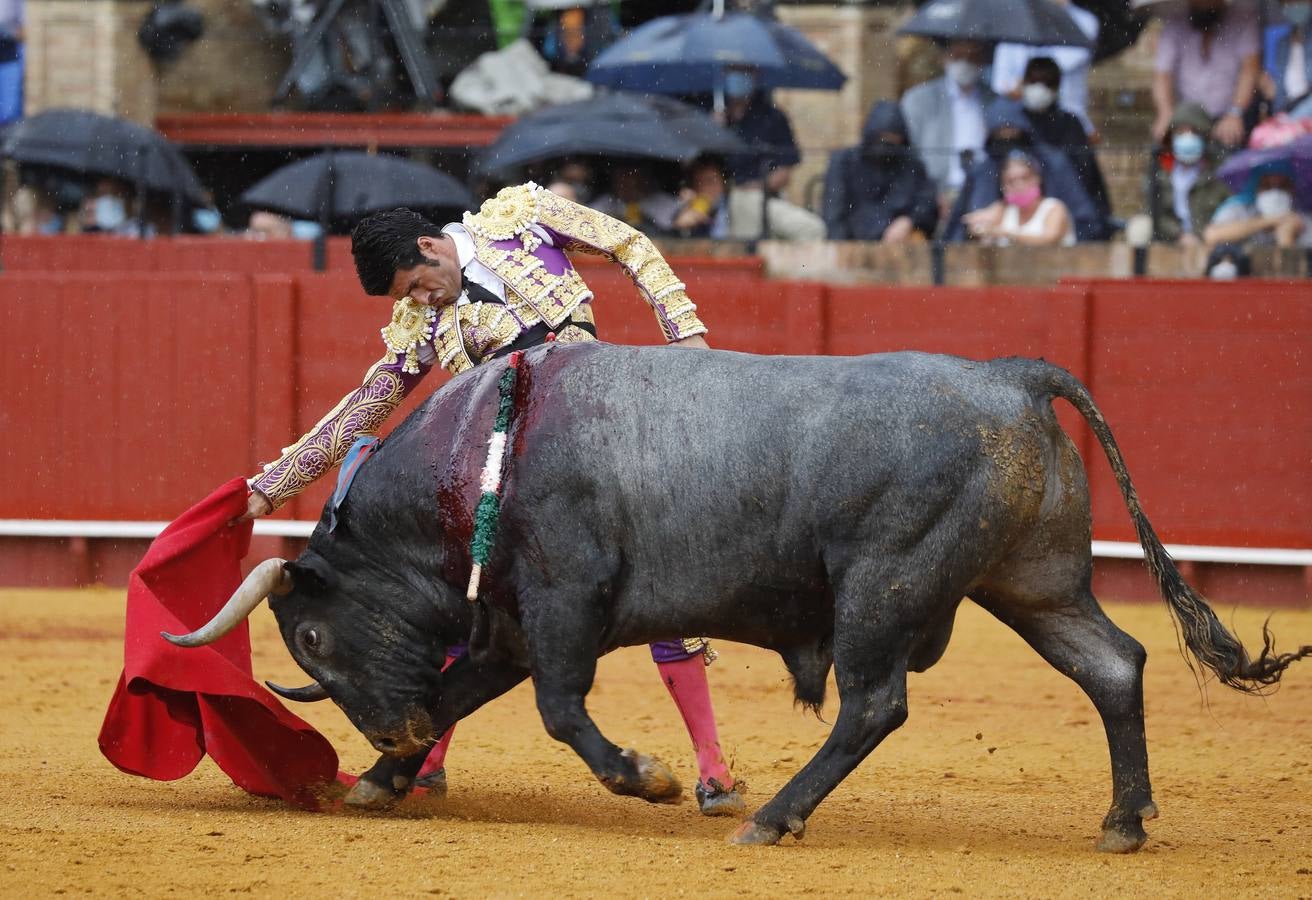 Emilio de Justo,  de nazareno y oro, en la Maestranza