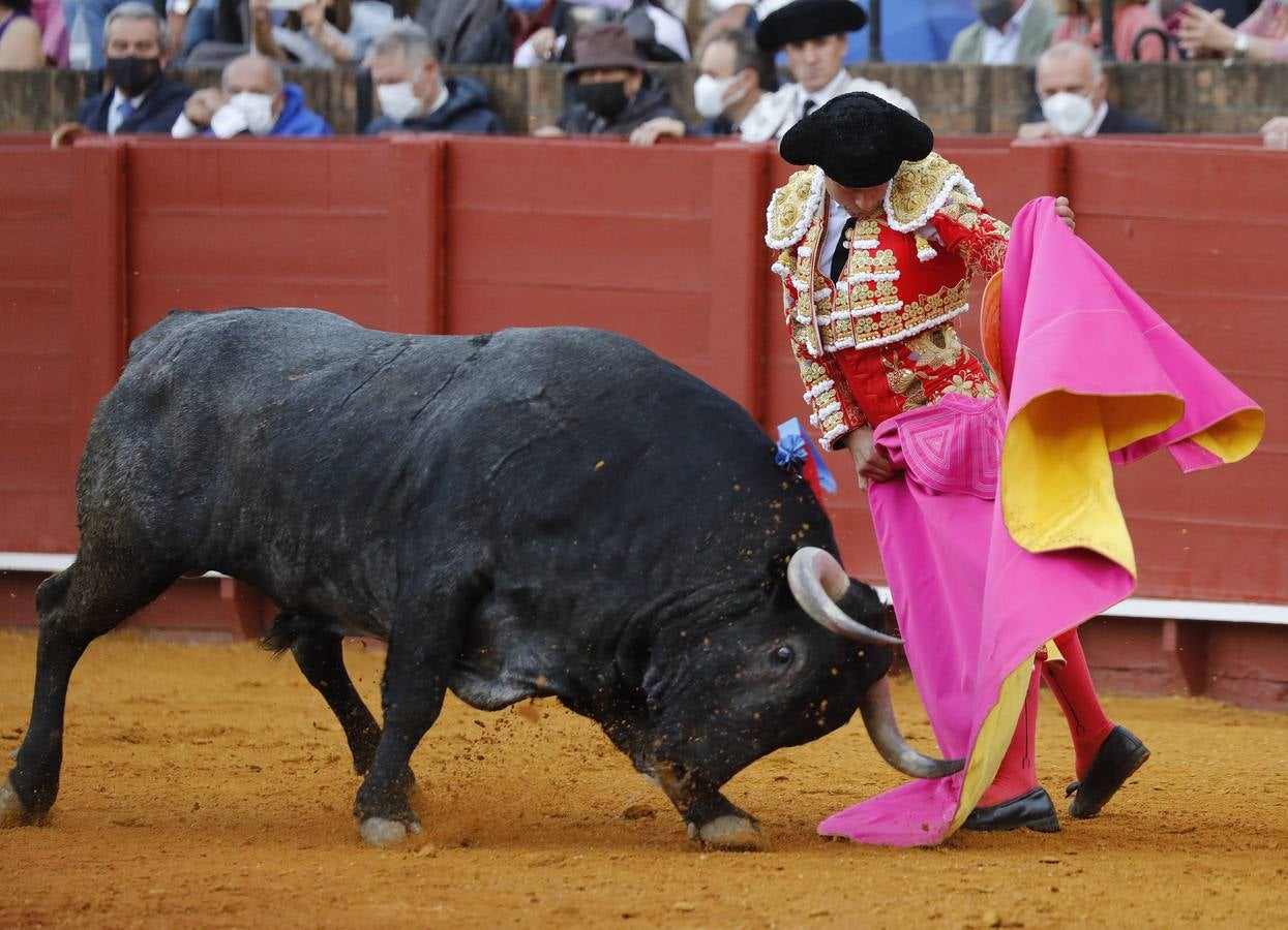 Antonio Ferrera, de carmín y oro, en la Maestranza