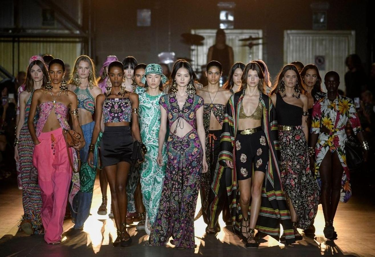 Etro - MFW primavera-verano 2022. El boho chic en su máximo exponente con una propuesta en donde además de su característico ‘paisley’, se han visto estampados de flores en una amplia gama de colores. Los diseños, de cortes vaporosos, irradiaban sensualidad, gracias a los escotes asimétricos, aberturas estratégicas y superposiciones de tejidos.