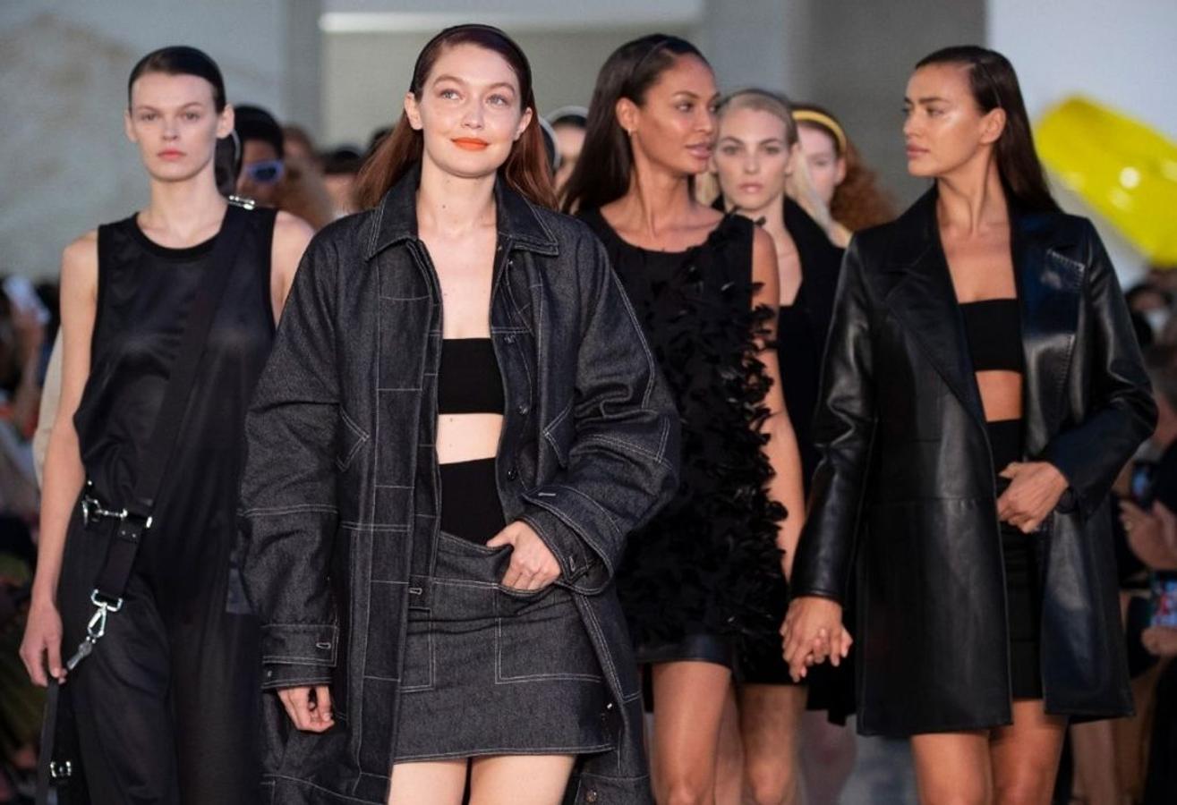 MaxMara - MFW primavera-verano 2022. Básicos reinventados gracias a acabados y una gama de color más innovadora que en otras ocasiones con los que se han visto looks para la mujer todoterreno. No han faltado los abrigos y chaquetas con grandes solapas y cortes clásicos con opciones cargadas de movimiento en donde se han visto ciertas reminiscencias setenteras.