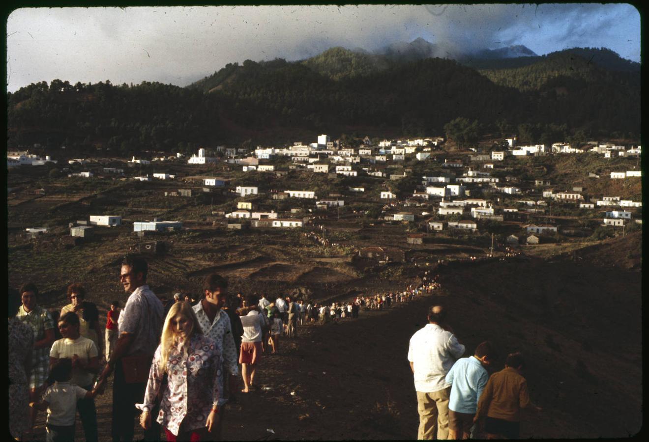 Dos días después de la erupción, el gobernador de Tenerife no había autorizado aún (como era de prever) el retorno a sus hogares de las 2.000 personas que aproximadamente tuvieron que ser desalojadas. 