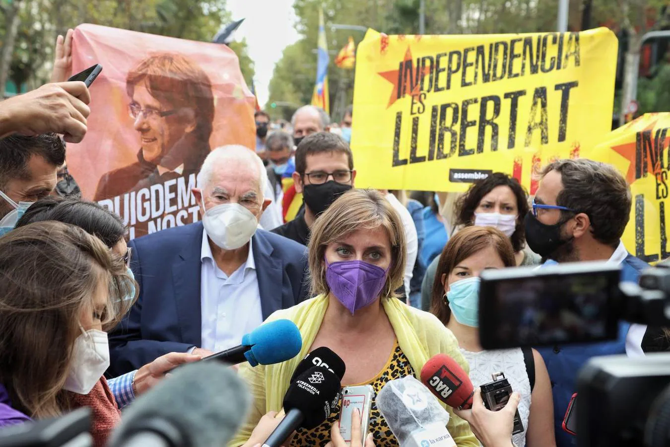 La exconsellera de Salud de la Generalitat Alba Vergés respondía a los medios en la concentración. 