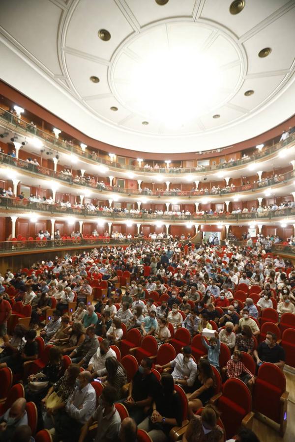 El primer lleno del Gran Teatro con el Comandante Lara, en imágenes