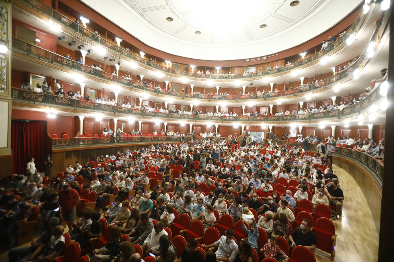 El primer lleno del Gran Teatro con el Comandante Lara, en imágenes