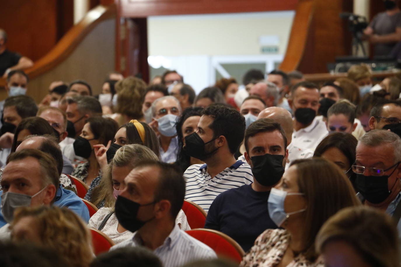 El primer lleno del Gran Teatro con el Comandante Lara, en imágenes