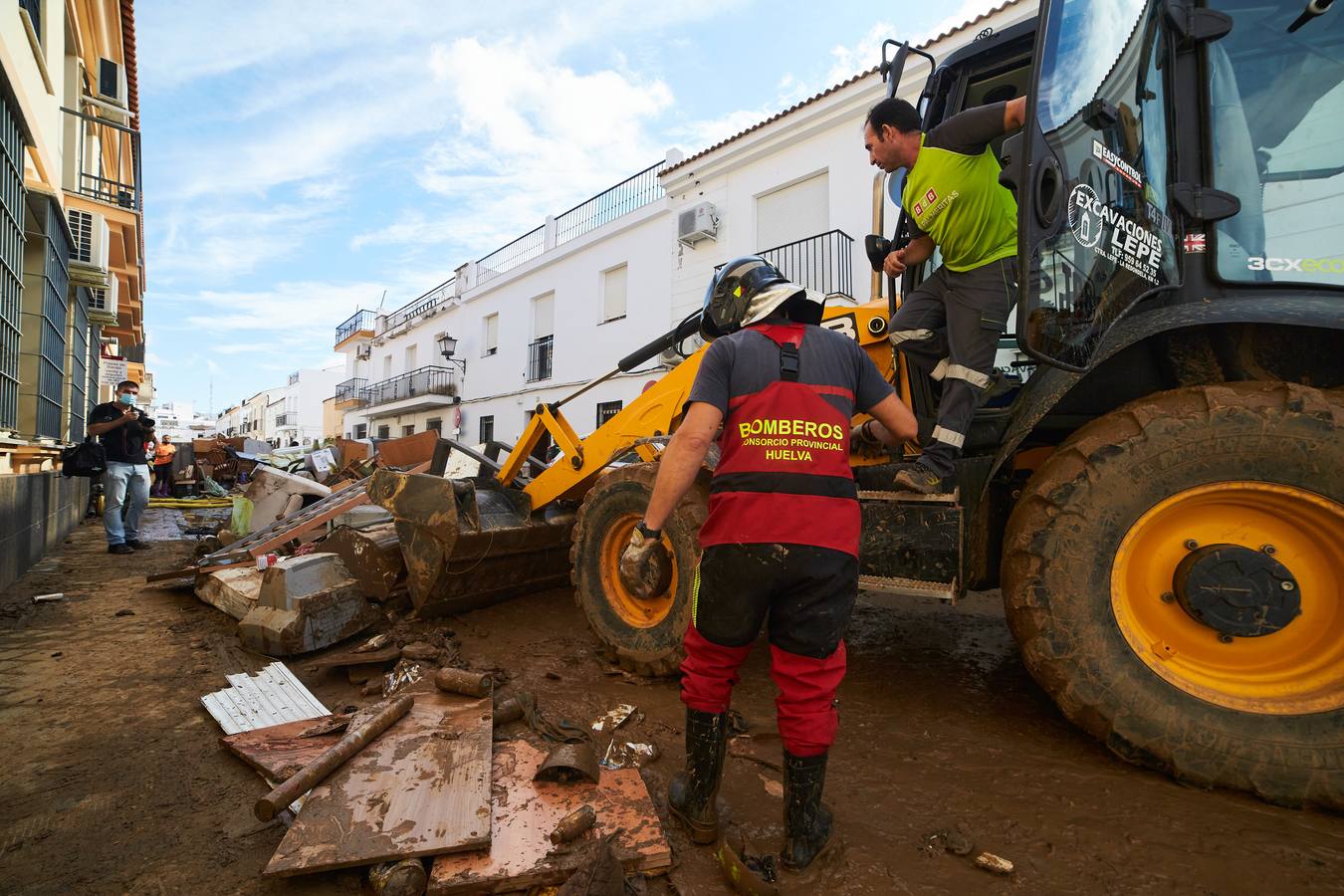 En imágenes, tareas de limpieza en las zonas más afectadas por el temporal en Lepe