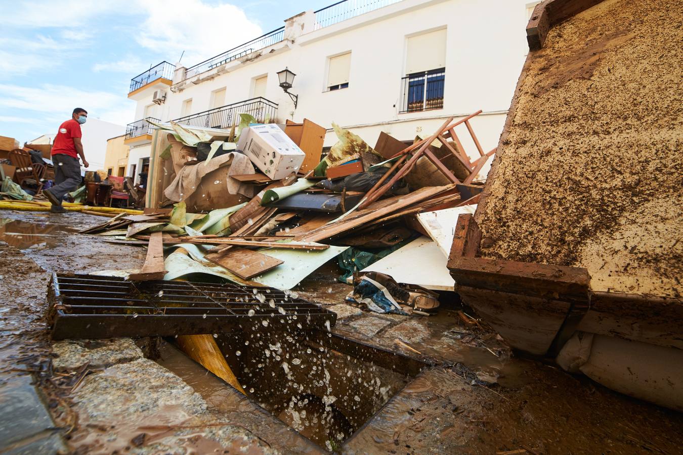 En imágenes, tareas de limpieza en las zonas más afectadas por el temporal en Lepe