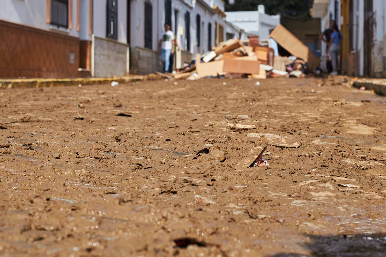 En imágenes, tareas de limpieza en las zonas más afectadas por el temporal en Lepe