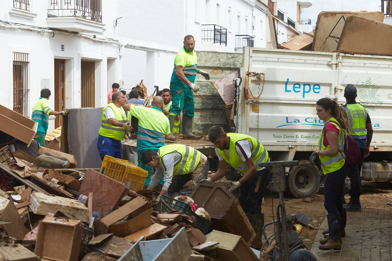 En imágenes, tareas de limpieza en las zonas más afectadas por el temporal en Lepe