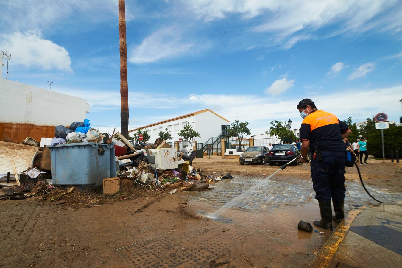 En imágenes, tareas de limpieza en las zonas más afectadas por el temporal en Lepe