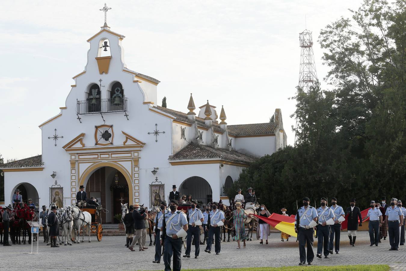 Izado de bandera en Tablada, con los carruajes participantes en el primer paseo por la ciudad.