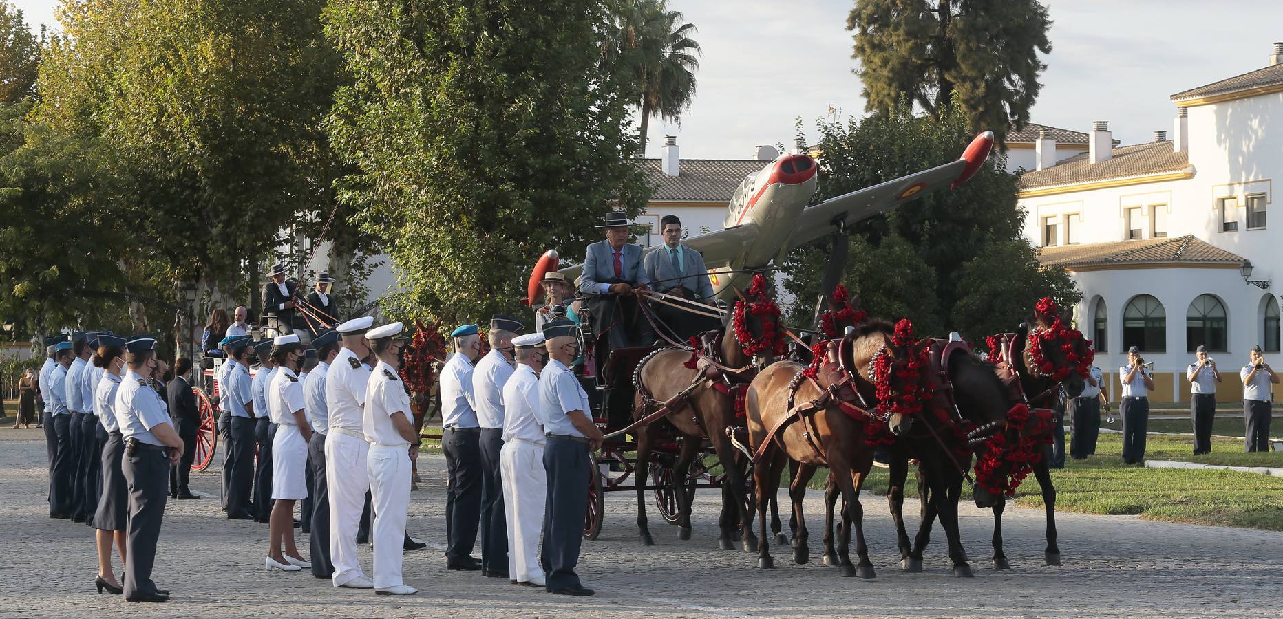 Izado de bandera en Tablada, con los carruajes participantes en el primer paseo por la ciudad.