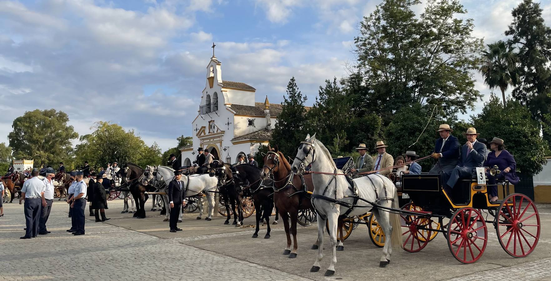 Izado de bandera en Tablada, con los carruajes participantes en el primer paseo por la ciudad.