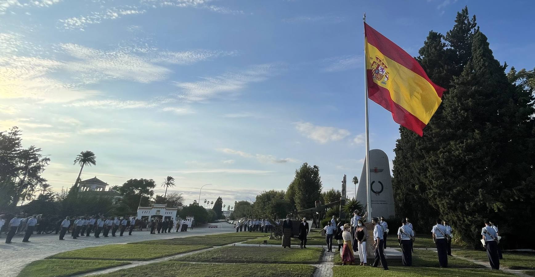 Izado de bandera en Tablada, con los carruajes participantes en el primer paseo por la ciudad.