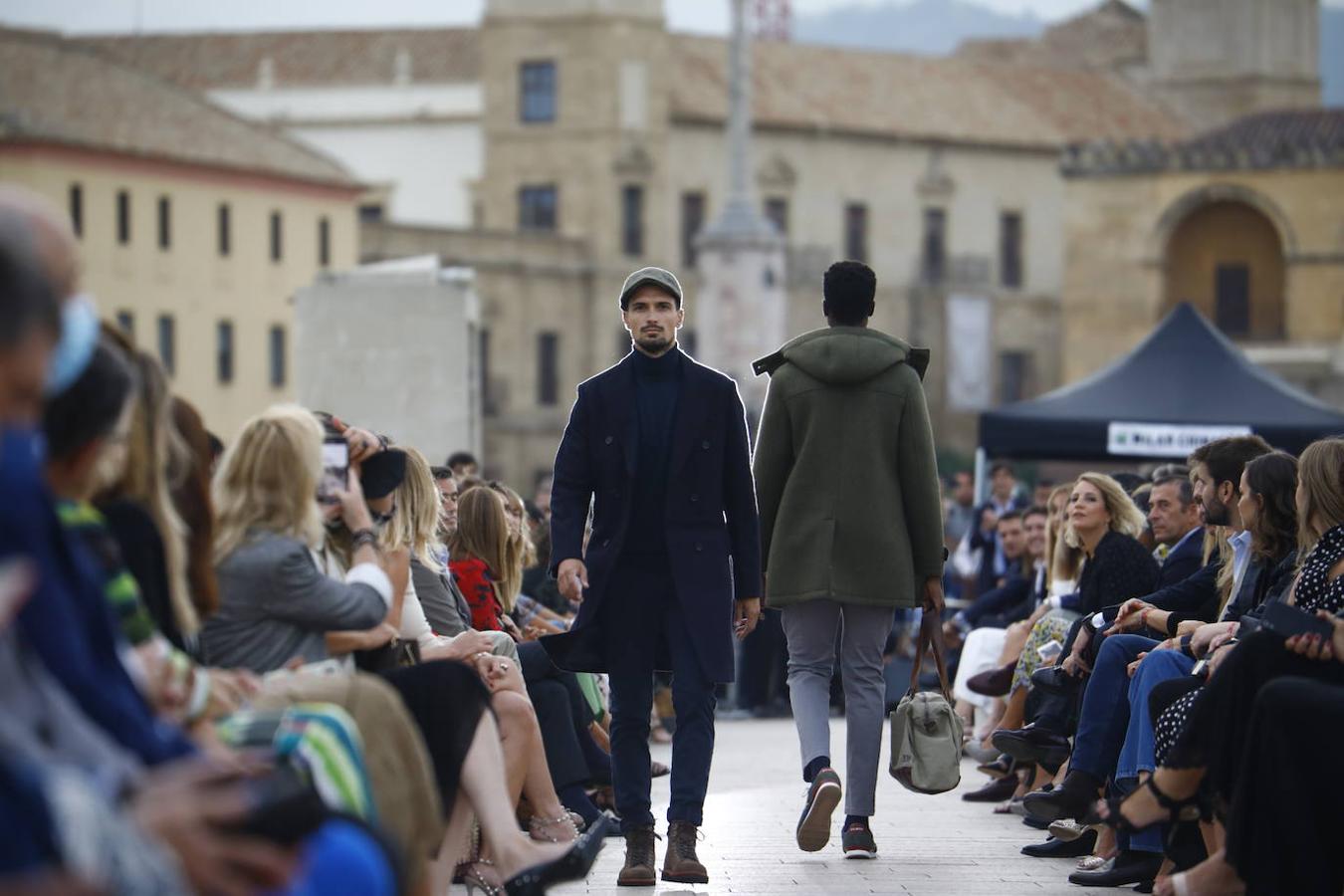 El desfile solidario de Silbon en el Puente Romano de Córdoba, en imágenes