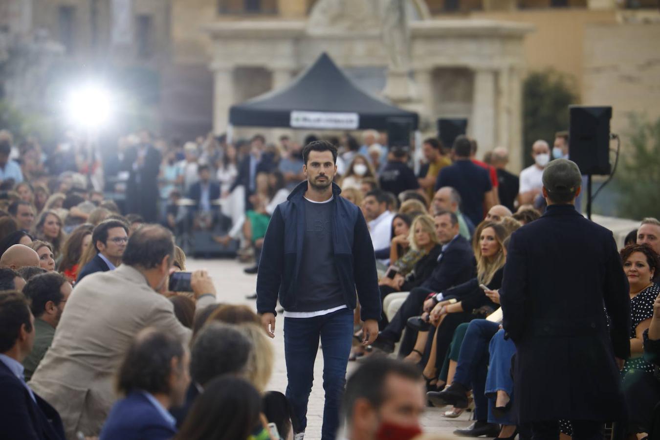 El desfile solidario de Silbon en el Puente Romano de Córdoba, en imágenes