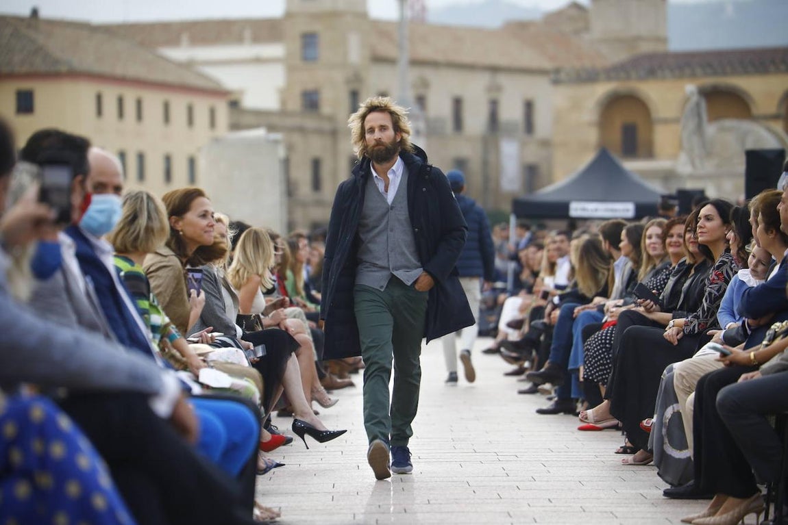 El desfile solidario de Silbon en el Puente Romano de Córdoba, en imágenes
