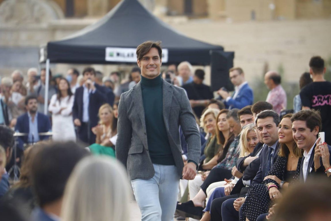 El desfile solidario de Silbon en el Puente Romano de Córdoba, en imágenes