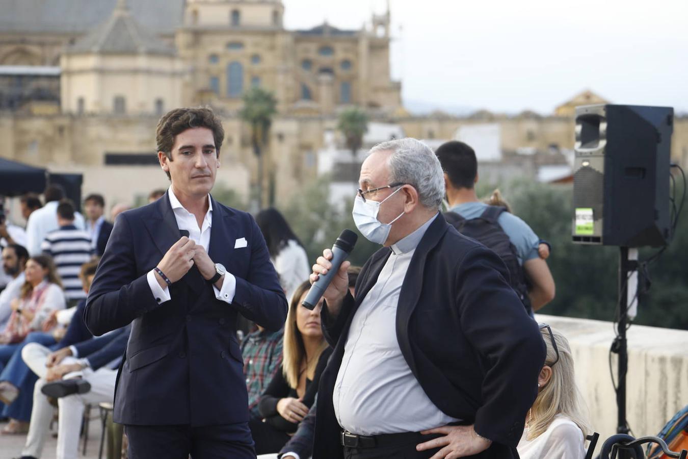 El desfile solidario de Silbon en el Puente Romano de Córdoba, en imágenes