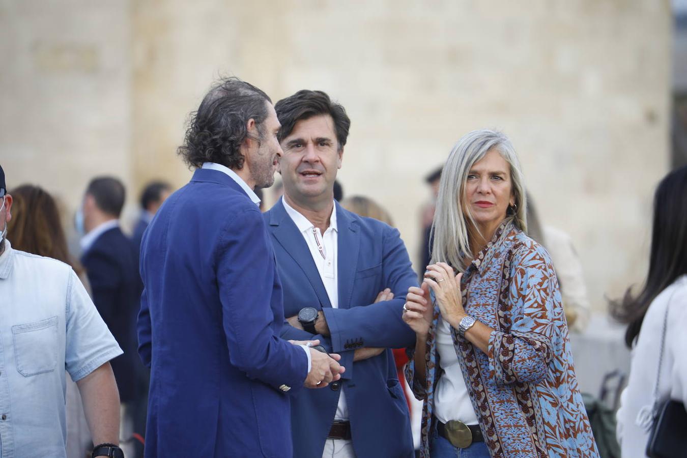 El desfile solidario de Silbon en el Puente Romano de Córdoba, en imágenes