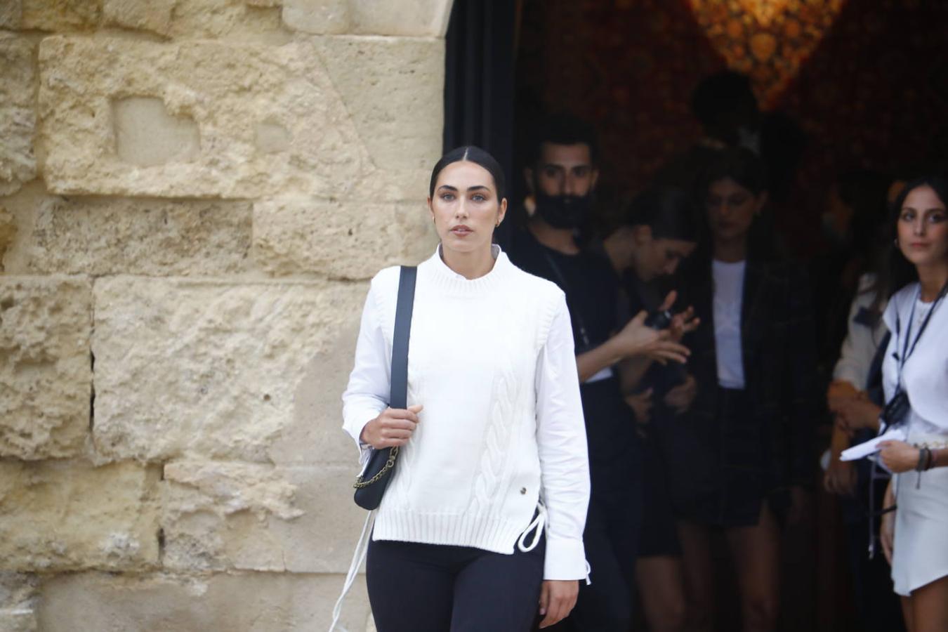 El desfile solidario de Silbon en el Puente Romano de Córdoba, en imágenes