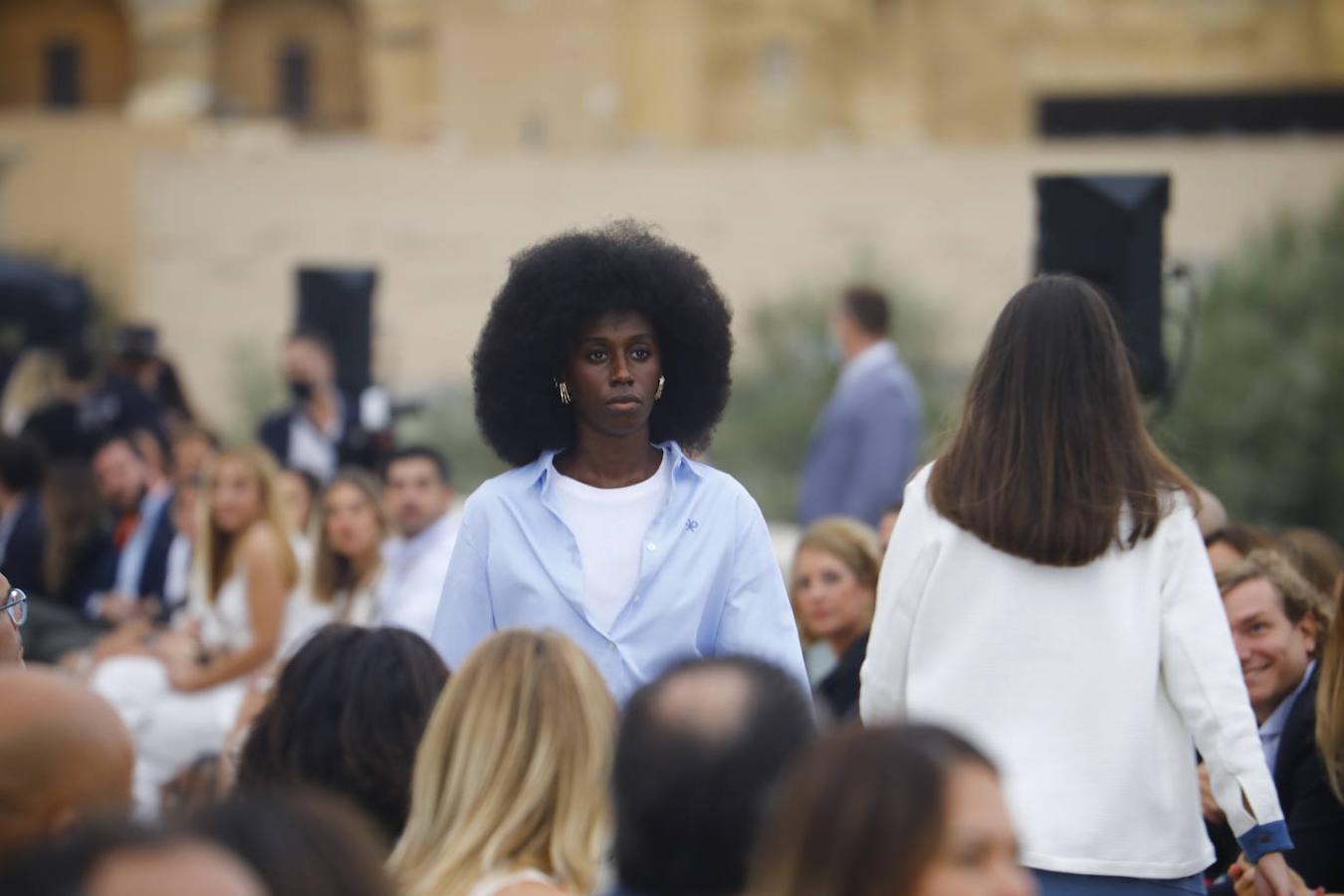 El desfile solidario de Silbon en el Puente Romano de Córdoba, en imágenes