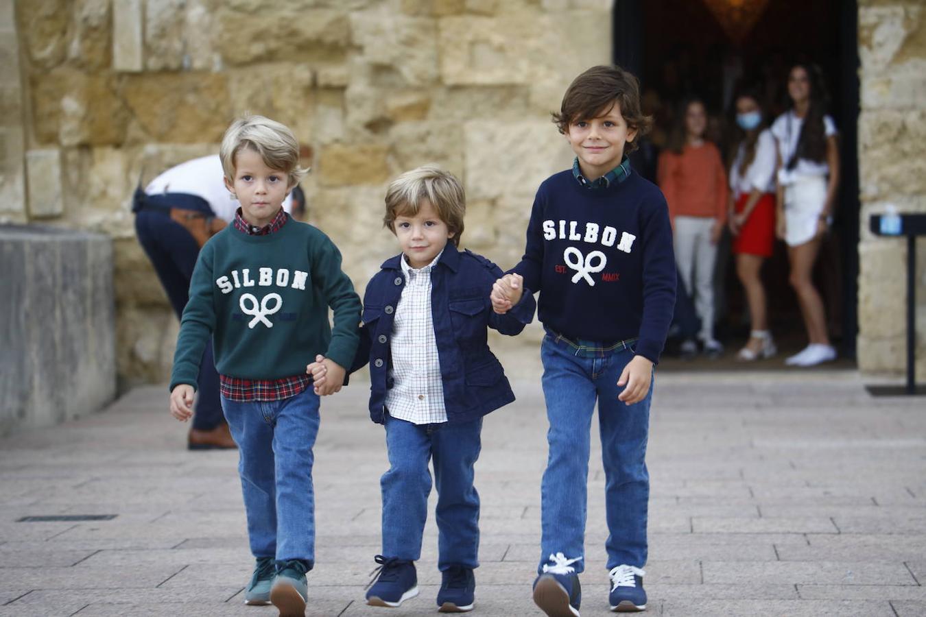 El desfile solidario de Silbon en el Puente Romano de Córdoba, en imágenes