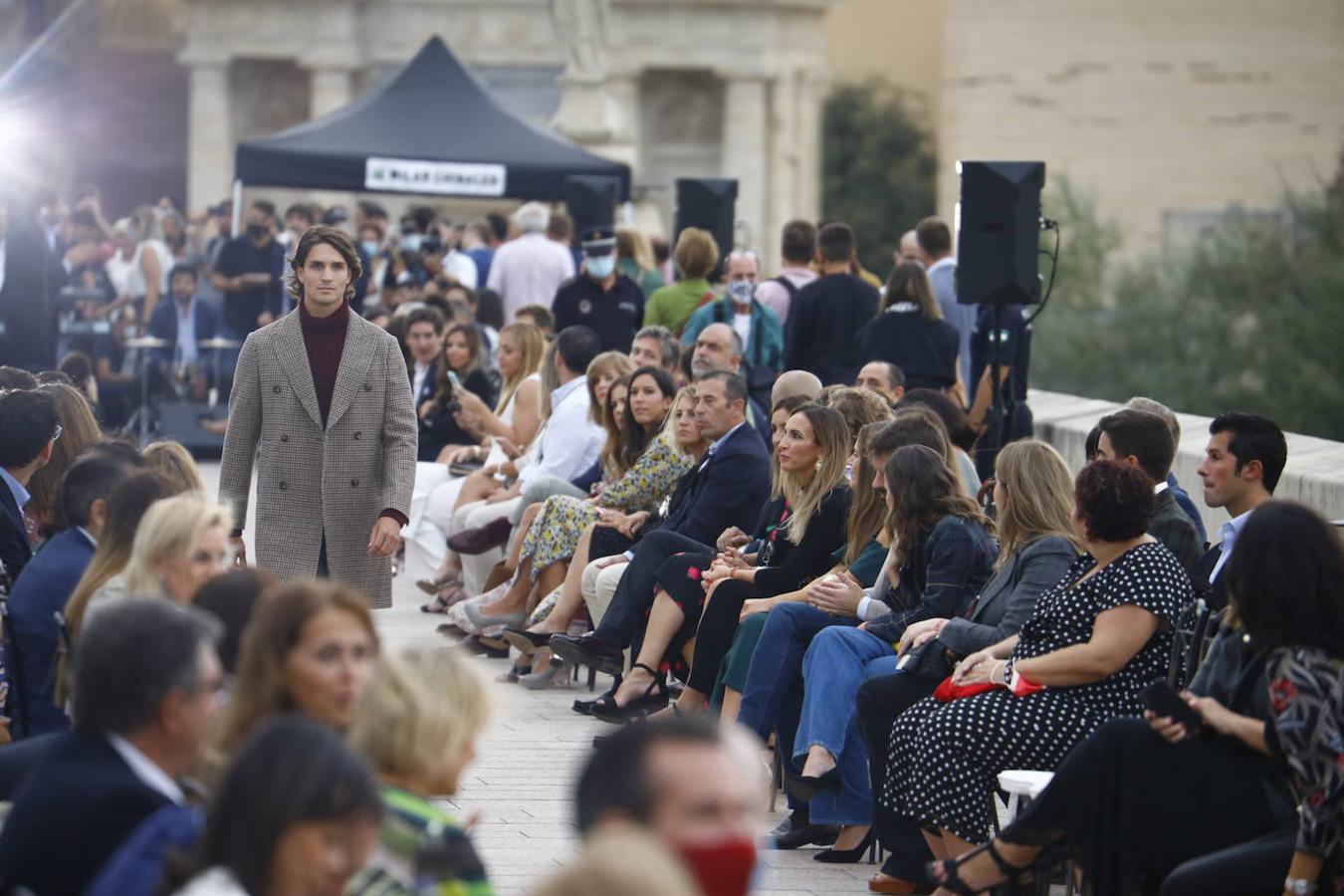 El desfile solidario de Silbon en el Puente Romano de Córdoba, en imágenes