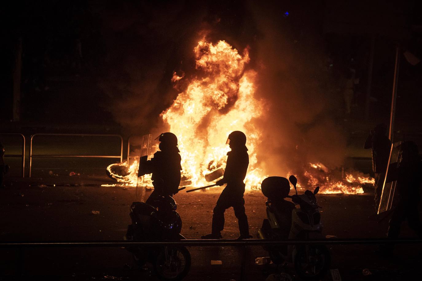 Noche de caos, descontrol y graves altercados en el macrobotellón de plaza España