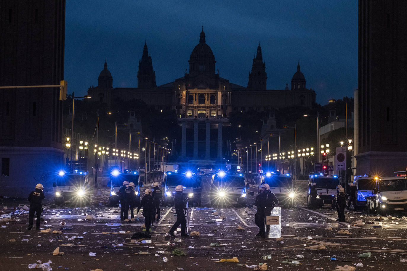 Noche de caos, descontrol y graves altercados en el macrobotellón de plaza España