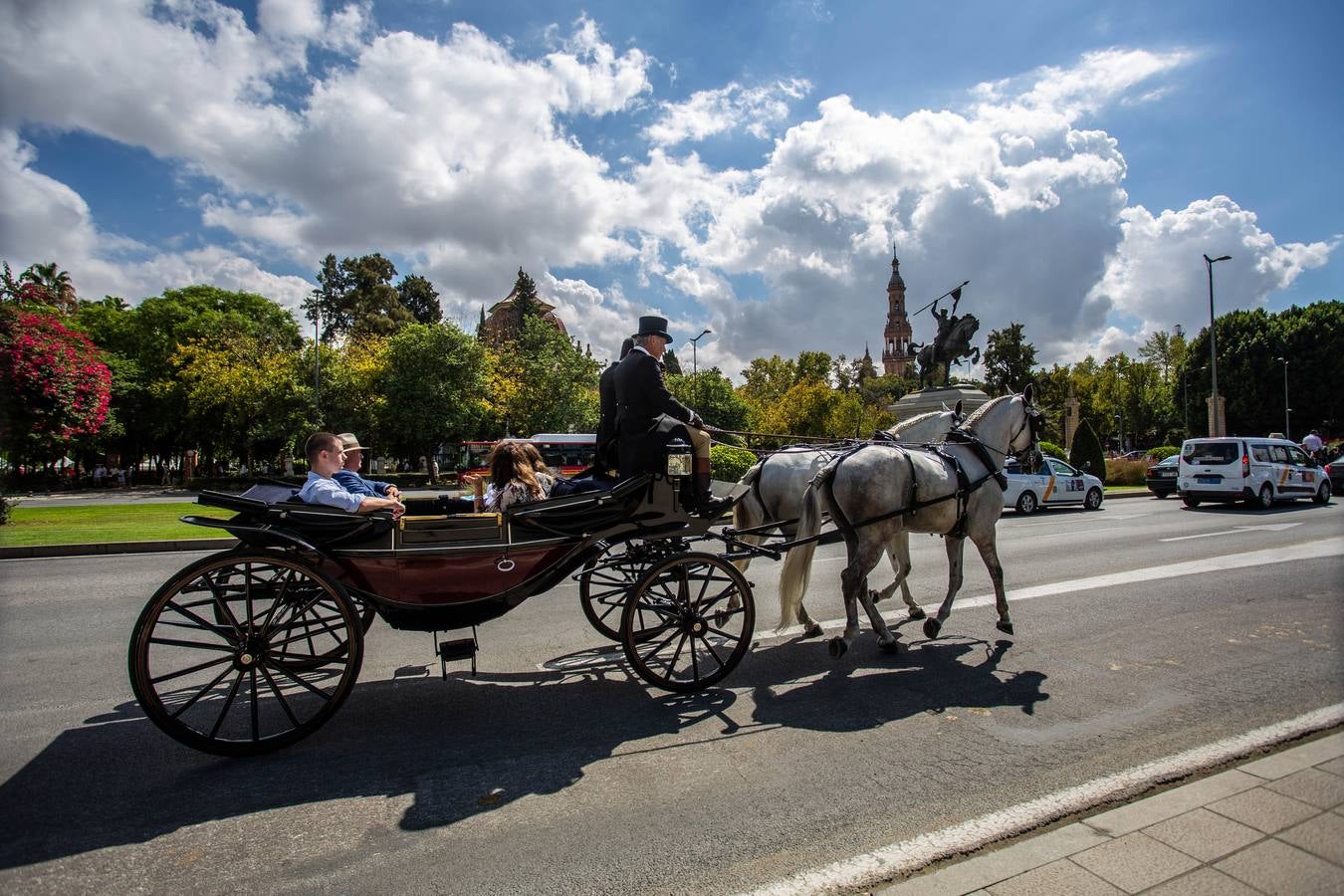 Paseo de carruajes por las calles de Sevilla