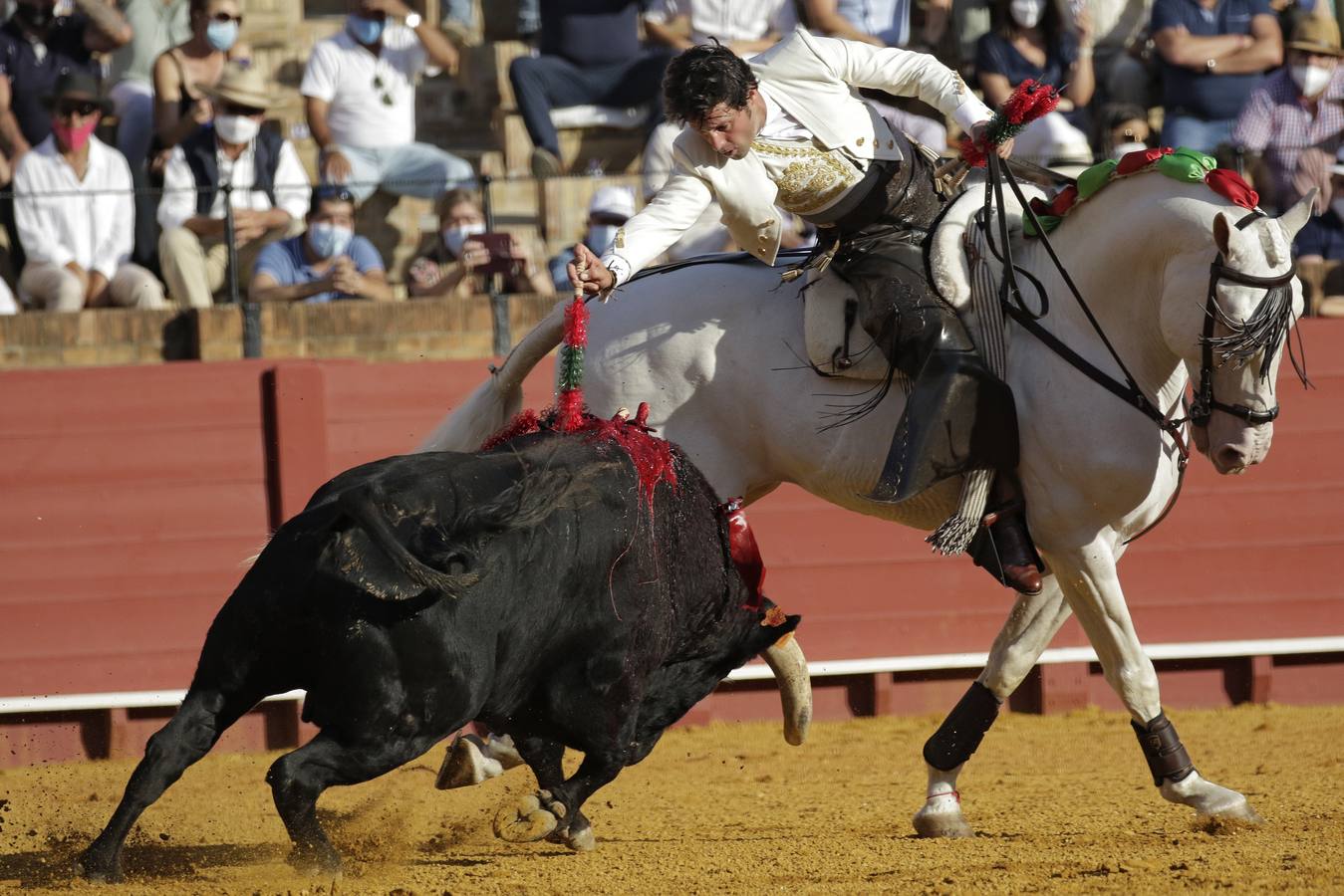 En imágenes, la corrida de rejones de la Feria de San Miguel de Sevilla