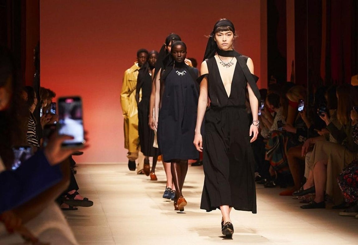 Salvatore Ferragamo - MFW primavera-verano 2022. Una oda al minimalismo a través de básicos que se reinventan gracias a pequeños detalles que los rinden especiales  a través de patrones innovadores, aberturas estratégicas y una amplia paleta cromática.