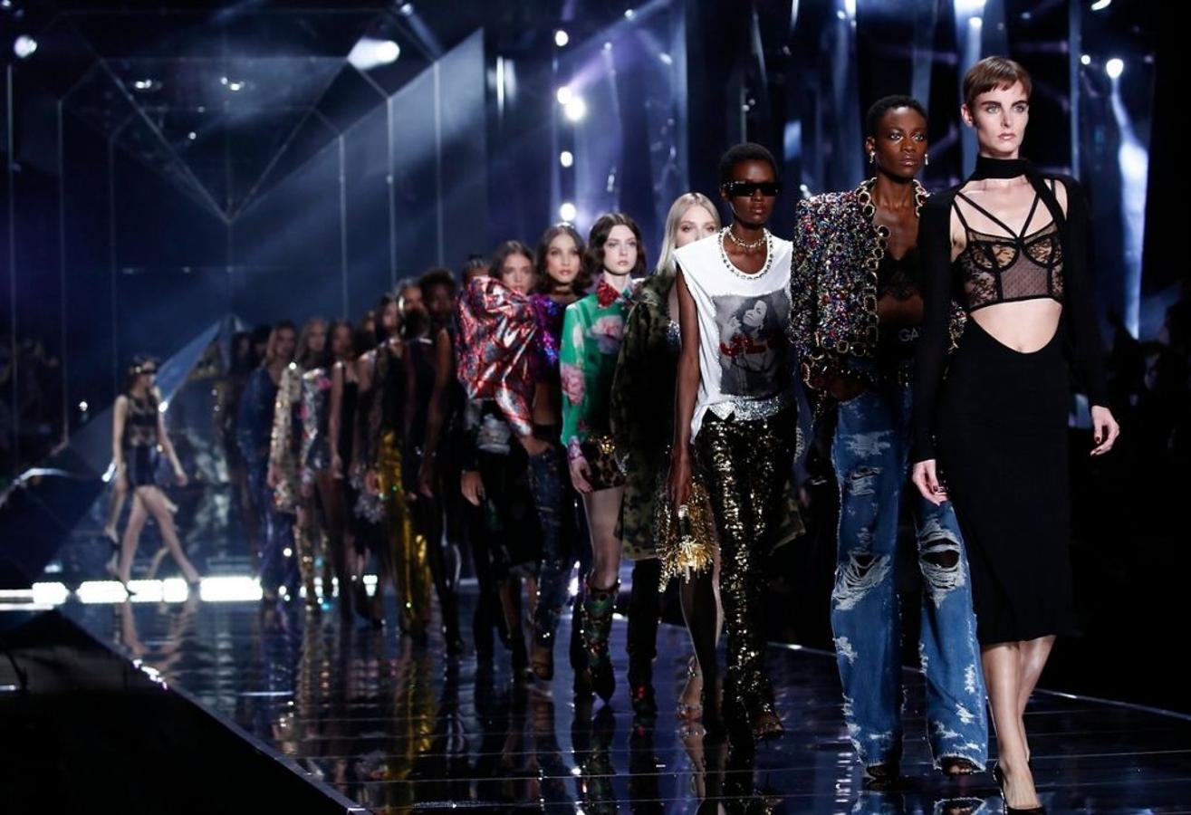 Dolce &amp; Gabbana - MFW primavera-verano 2022. El dúo de diseñadores mostró una colección deonde no faltaron los brillos con tejidos luminosos y juegos de volúmentes que trasladaban directamente al Bling Bling de los años ochenta.
