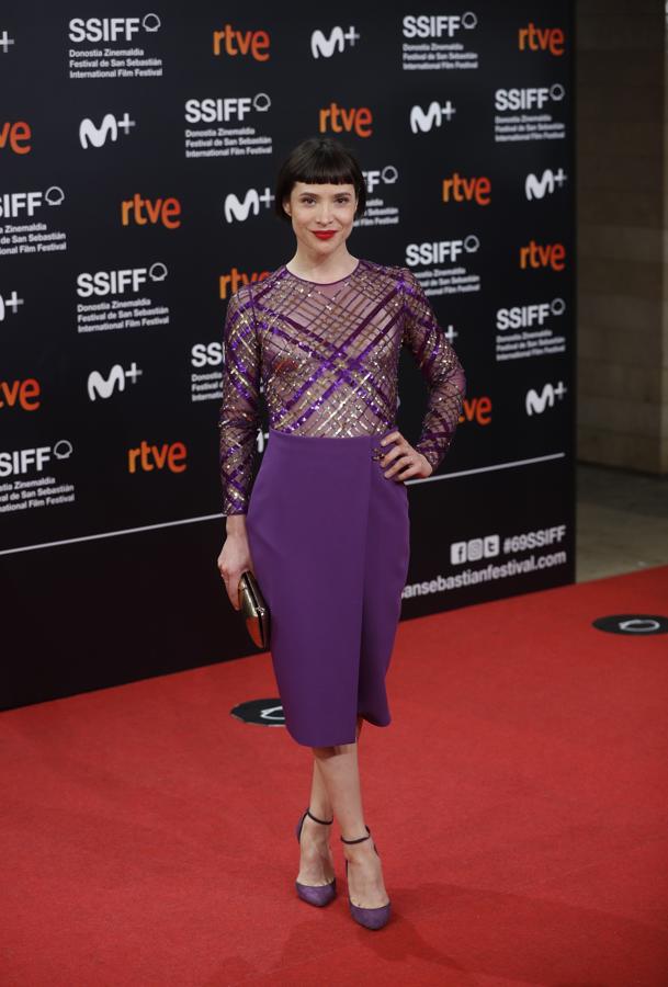 Daniela Ramírez - Gala de clausura del Festival de San Sebastián. Optó por un estilismo en color púrpura con una fala lápiz y un top con paillettes bordados al que añadió unos salones con pulsera a juego.