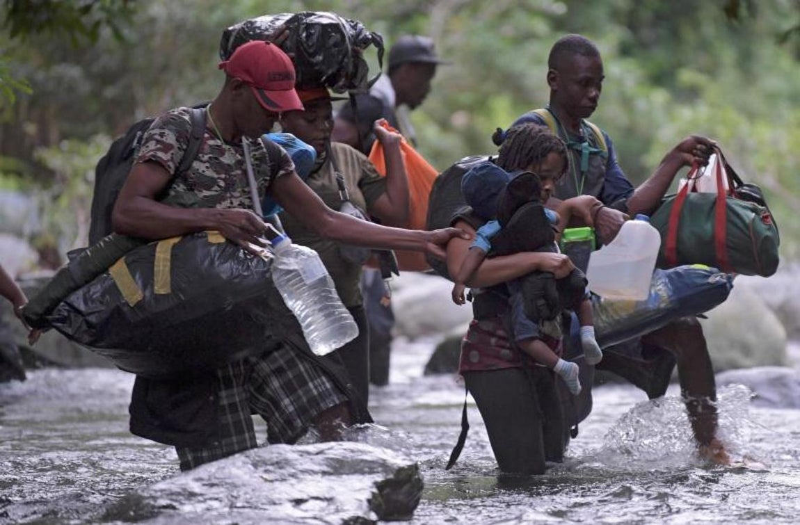 Inmigrantes haitianos cruzan la selva del tapón de Darién (Colombia). 