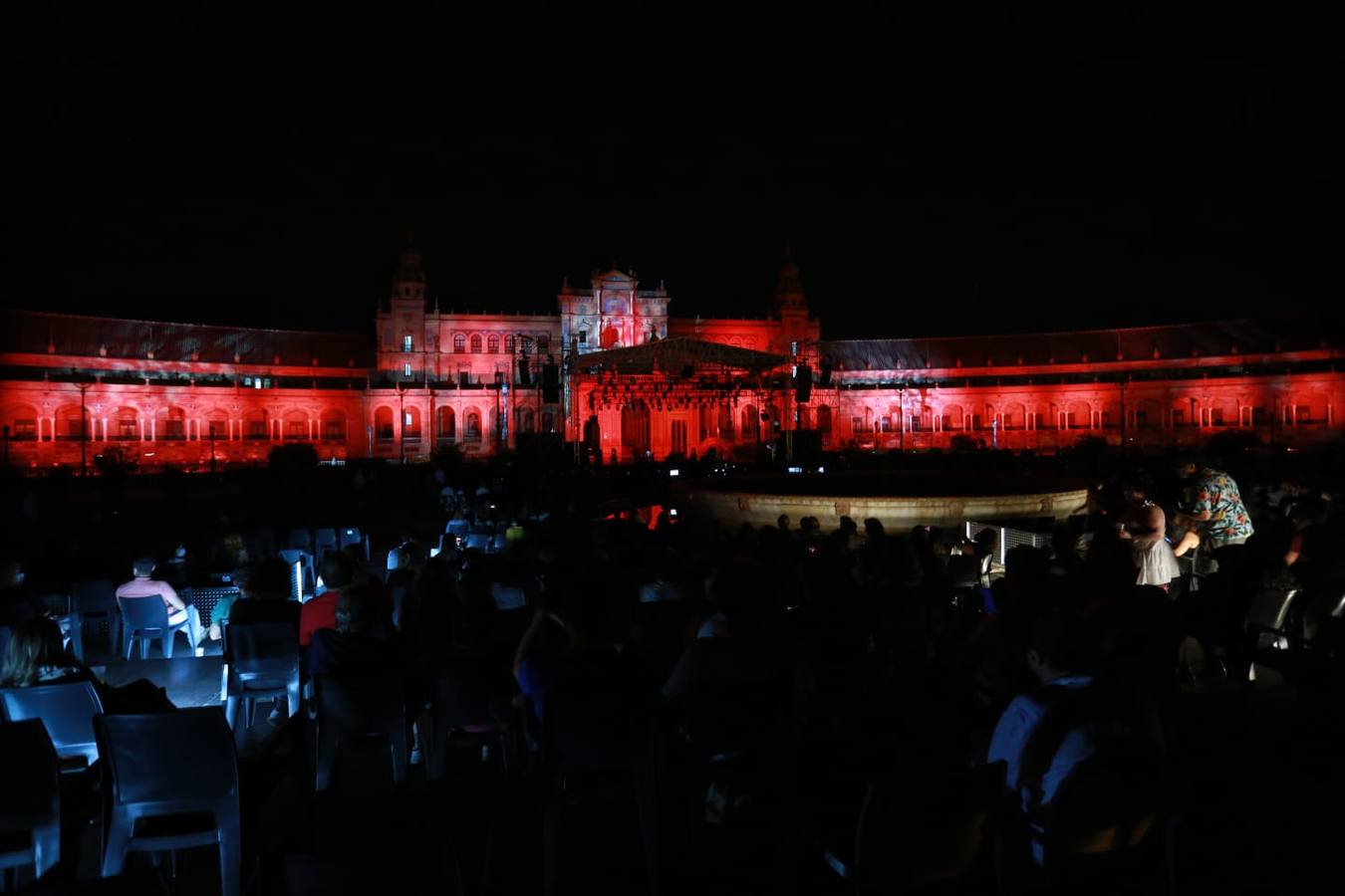 Zucchero encandila a Sevilla en la Plaza de España