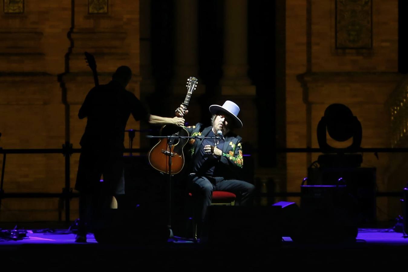 Zucchero encandila a Sevilla en la Plaza de España