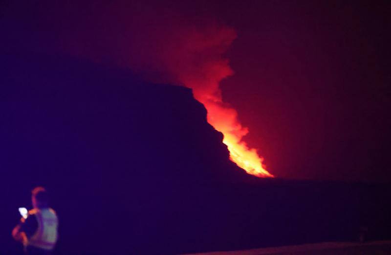 Expertos y autoridades llevaban días alertando sobre ese momento en que la lava, a más de mil grados centígrados, alcanzara el Atlántico. 