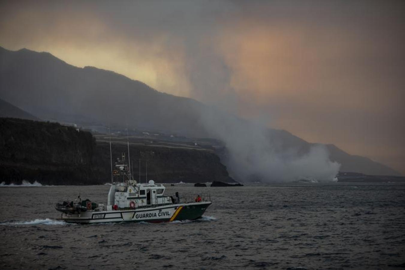 Una embarcación de la Guardia Civil vigila de cerca la zona. 